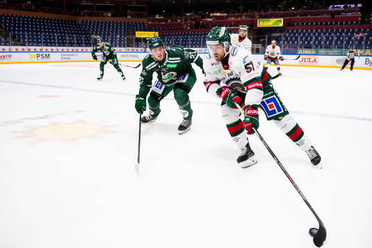 Färjestads Oskar Bäck och Frölundas Mats Rosseli Olsen