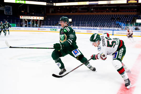 Färjestads Oskar Bäck och Frölundas Simon Hjalmarsson