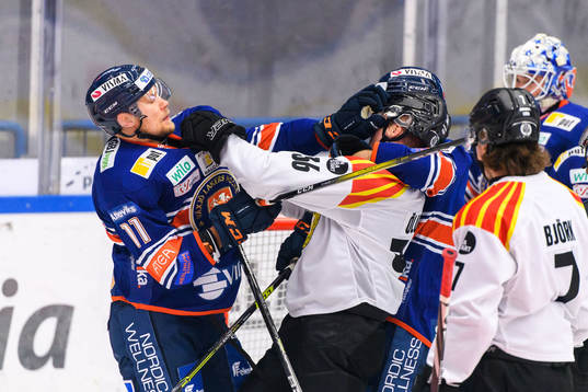 Växjös Ilari Melart och Brynäs Linus Ölund i bråk