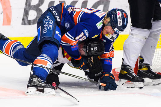 Växjös Marcus Sylvegård och Brynäs Tomi Sallinen i bråk