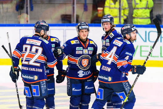 Växjös Teemu Eronen jublar med lagkamrater