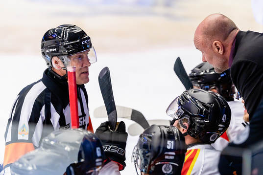 Domare Morgan Johansson pratar med Brynäs tränare Peter