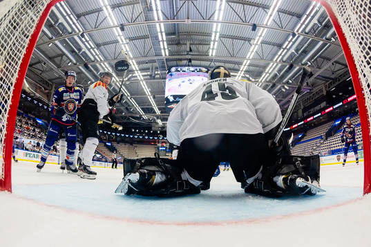 Växjös Pontus Holmberg (ej i bild) gör mål 5-1 bakom