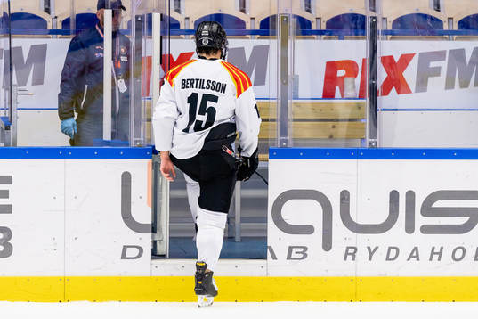 Brynäs Simon Bertilsson på väg till utvisningsbåset