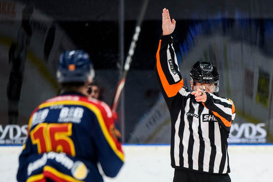 Djurgårdens Dominik Bokk visas ut av Domare Sören Persson