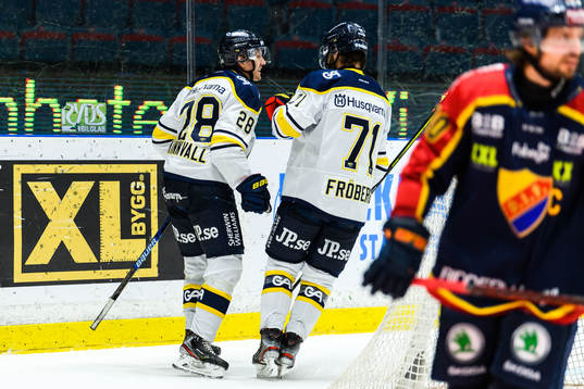 s Johannes Kinnvall jublar med Linus Fröberg
