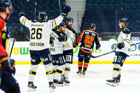 s Linus Fröberg jublar med lagkamrater
