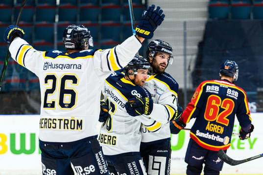 s Linus Fröberg jublar med lagkamrater