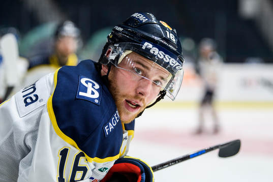 s Filip Sandberg i en diskussion med Djurgårdens