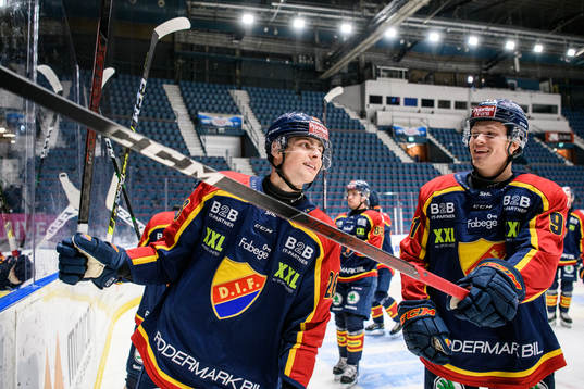Djurgårdens Alex Brännstam och Linus Andersson jublar