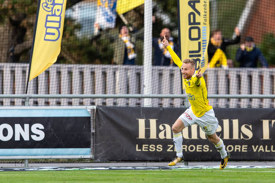 Falkenbergs Tobias Englund jublar