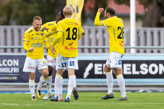 Falkenbergs Tobias Englund jublar med lagkamrater