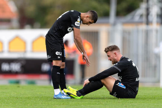 Örebros Hussein Ali och Michael Almebäck deppar