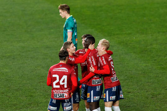 Örgrytes Marokhy Ndione jublar med lagkamrater