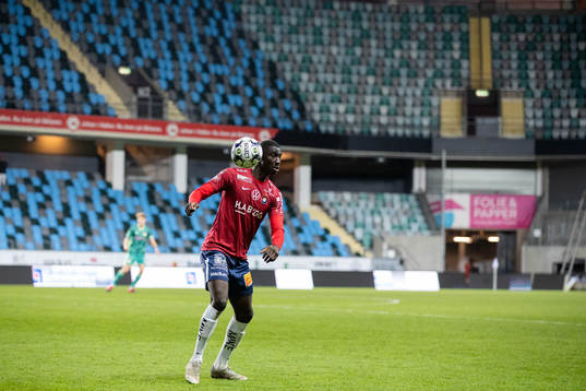 Örgrytes Marokhy Ndione framför tomma läktare