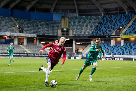 Örgrytes Adam Bergmark Wiberg framför tomma läktare