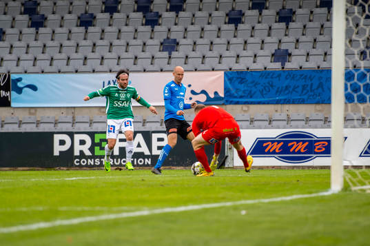 Brages Robbin Sellin och Halmstads Andreas Johansson