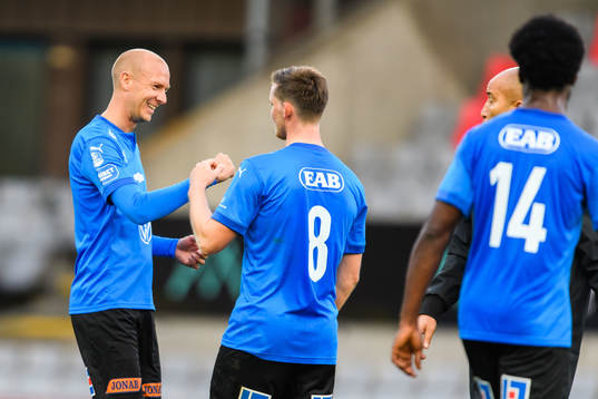 Halmstads Andreas Johansson jublar med lagkamrater