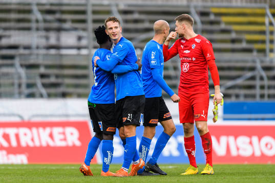 Halmstads Andreas Bengtsson jublar med lagkamrater