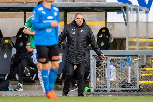 Halmstads tränare Magnus Haglund reagerar på ett domslut