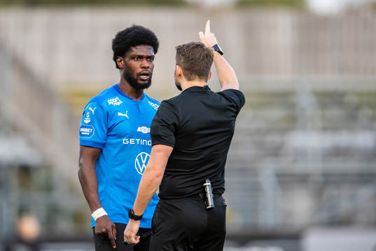 Halmstads Joseph Baffo i samspråka med Domare Joakim