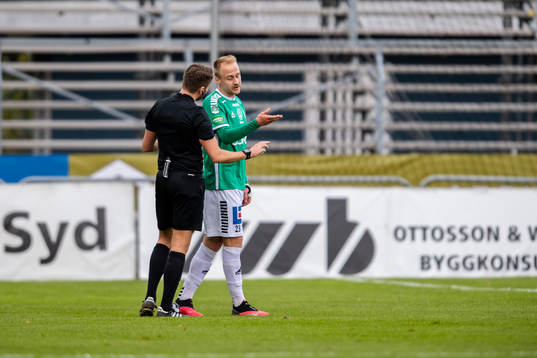 Brages Oscar Lundin i diskussion med Domare Joakim Östling