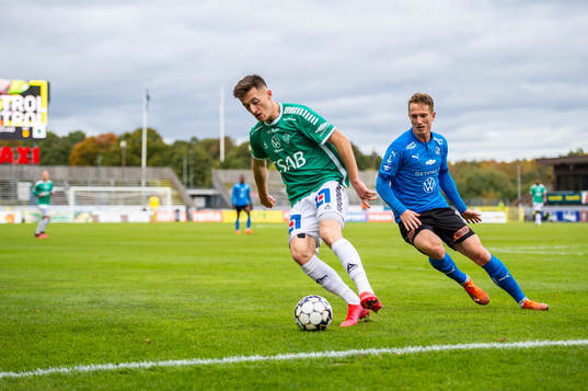 Brages Leonard Pllana och Halmstads Andreas Bengtsson