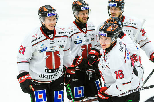 Örebros David Seger jublar med lagkamrater
