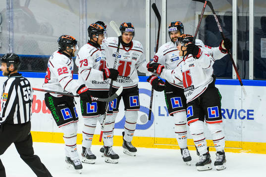 Örebros spelare jublar