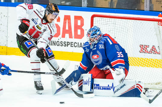 Oskarshamns målvakt Joe Cannata och Örebros Emil Larsson