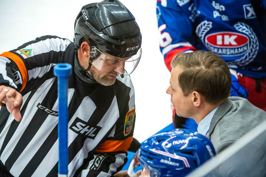 Domare Mikael Nord samtalar med Oskarshamns tränare Martin