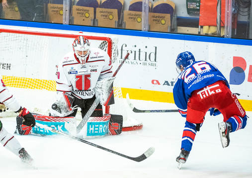 Oskarshamns Filip Karlsson och Örebros målvakt Jonas