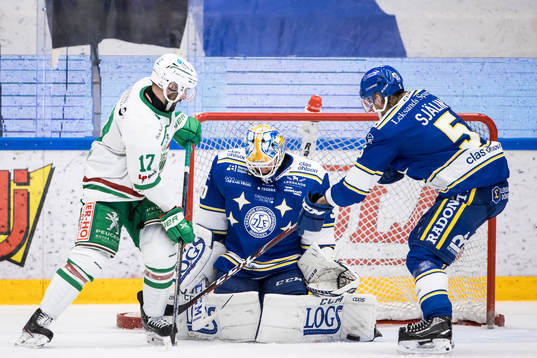 Rögles Taylor Matson och Leksands målvakt Janne Juvonen