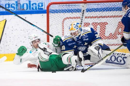 Rögles Benjamin Smith och Leksands målvakt Janne Juvonen