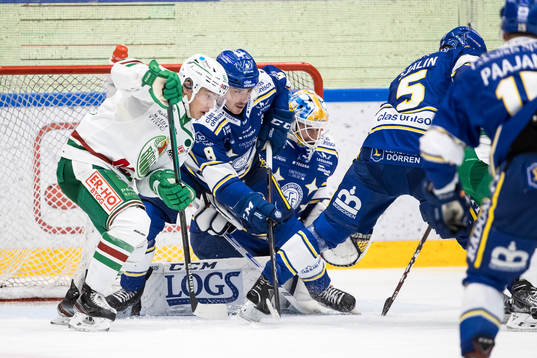 Rögles Samuel Johannesson och Leksands Matt Caito framför