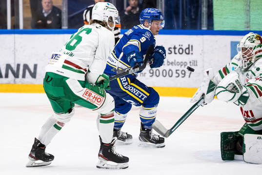 Leksands Patrik Zackrisson och Rögles målvakt Johan