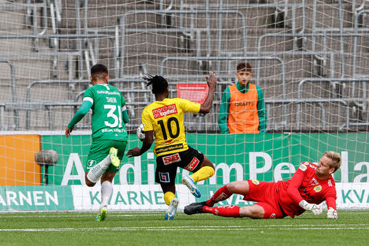 Mjällbys Mamudu Moro gör 3-1 bakom Hammarbys Aimar Sher