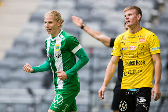 Hammarbys Gustav Ludwigson jublar och Mjällbys Eric