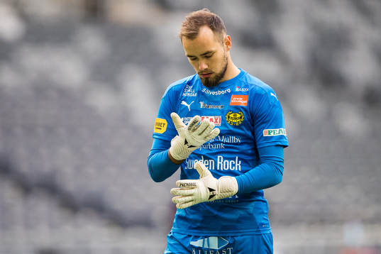 Mjällbys målvakt Carl-Johan Eriksson deppar