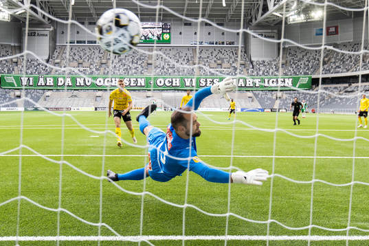 Mjällbys målvakt Carl-Johan Eriksson släpper in 2-0