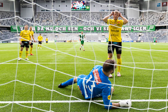 Mjällbys Eric Björkander och målvakt Carl-Johan Eriksson