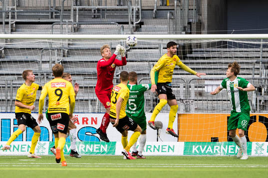Hammarbys målvakt David Ousted boxar bort bollen