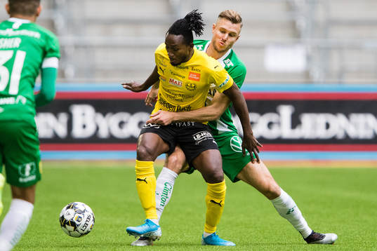 Mjällbys Mamudu Moro och Hammarbys Richard Magyar