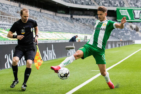 Assisterande domare Daniel Yng och Hammarbys Alexander