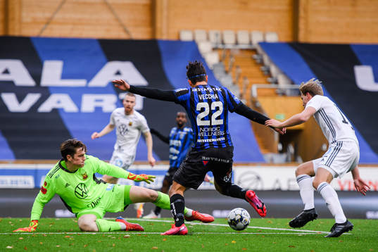 Östersunds målvakt Andrew Robert Mills och Sirius Stefano