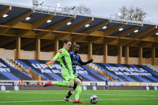 Östersunds målvakt Andrew Robert Mills och Sirius