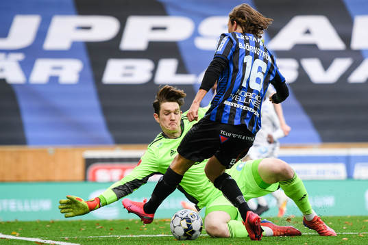 Östersunds målvakt Andrew Robert Mills räddar skott
