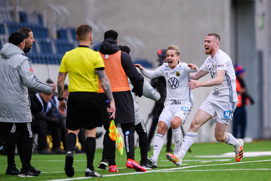 Östersunds Henrik Bellman jublar med Thomas Isherwood och