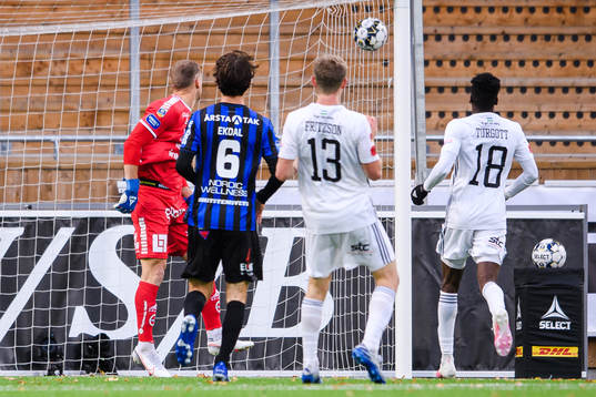 Östersunds Henrik Bellman, ej i bild, gör 1-3