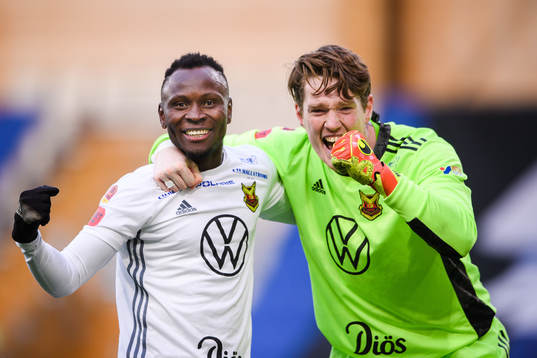Östersunds Sam Mensiro och målvakt Andrew Robert Mills
